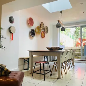Beautiful Victorian House, Sleeps 12 London